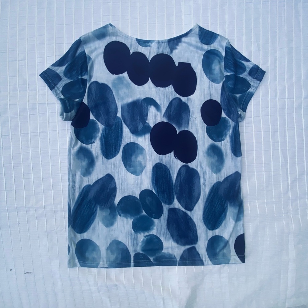 Short sleeve printed blue polka-dot top, size small. NWOT. You need a cute top!